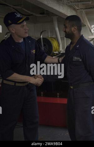 US-Streitkräfte. 180608KP946-0061 MITTELMEER (8. Juni 2018) Boatswain's Mate 2nd Class Shadi Azhari aus Forney, Texas, erhält eine Münze von Rear ADM. Gene Black, Kommandant der Carrier Strike Group 8, an Bord des Lenkraketenzerstörers der Arleigh Burke-Klasse USS Donald Cook (DDG 75) am 8. Juni 2018. Donald Cook, der nach Rota in Spanien entsandt wurde, ist auf seiner siebten Patrouille im Gebiet der 6. US-Flotte, um regionale Verbündete und Partner sowie nationale Sicherheitsinteressen der USA in Europa und Afrika zu unterstützen. (Foto der U.S. Navy von Mass Communication Specialist 2nd Class Alyssa Weeks / Relea Stockfoto