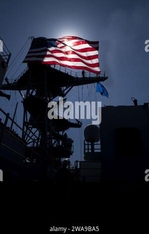 US-Streitkräfte. 180609PC620-0127 OSTSEE (9. Juni 2018) die amerikanische Flagge fliegt vom Mast des Docklandeschiffs der Harpers Ferry-Klasse USS Oak Hill (LSD 51) während einer Fotoübung für die Übung Baltic Operations (BALTOPS) 2018, 9. Juni. BALTOPS ist die wichtigste jährliche, auf den Seeverkehr ausgerichtete Übung im Ostseeraum und eine der größten Übungen in Nordeuropa zur Verbesserung der Flexibilität und Interoperabilität zwischen Verbündeten und Partnerländern. (Foto der US Navy von Mass Communication Specialist 3rd Class Michael H. Lehman/veröffentlicht) Stockfoto