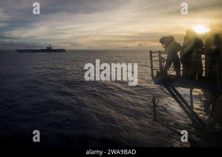 US-Streitkräfte. 180609ZL062-0092 PHILIPPINISCHE SEE (9. Juni 2018) Seeleute an Bord des Lenkraketenkreuzers USS Chancellorsville (CG 62) beobachten den Flugzeugträger USS Ronald Reagan (CVN 76) während einer routinemäßigen Patrouille durch die Philippinische See. Chancellorsville wird zur Unterstützung der Sicherheit und Stabilität in der indopazifischen Region in das Einsatzgebiet der 7. US-Flotte eingesetzt. (Foto der US Navy von der 2. Klasse-Spezialistin für Massenkommunikation Sarah Myers/veröffentlicht) Stockfoto