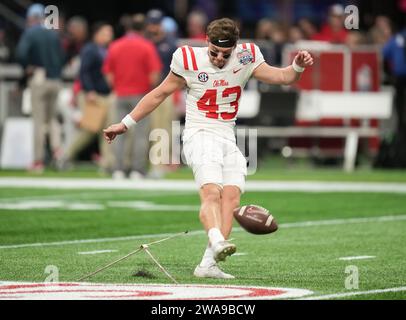 Der Mississippi Rebels Place Kicker Caden Costa (43) übt seine Kicks während des Vorspiels Chick-Fil-A Peach Bowl College Football zwischen Pen State und Mississippi Rebels im Mercedes-Benz Stadium am 1. Januar 2023 in Atlanta, Georgia. Mississippi Rebels schlagen Pen State 38-25 (David Venezia / Image of Sport) Stockfoto