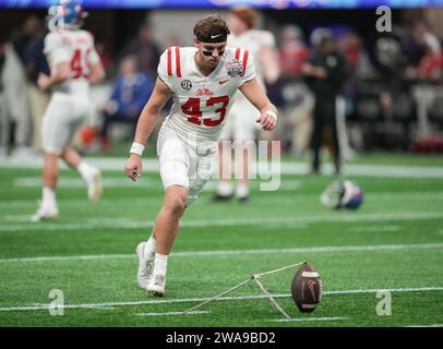 Der Mississippi Rebels Place Kicker Caden Costa (43) übt seine Kicks während des Vorspiels Chick-Fil-A Peach Bowl College Football zwischen Pen State und Mississippi Rebels im Mercedes-Benz Stadium am 1. Januar 2023 in Atlanta, Georgia. Mississippi Rebels schlagen Pen State 38-25 (David Venezia / Image of Sport) Stockfoto