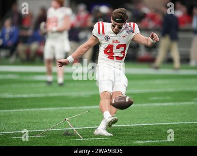 Der Mississippi Rebels Place Kicker Caden Costa (43) übt seine Kicks während des Vorspiels Chick-Fil-A Peach Bowl College Football zwischen Pen State und Mississippi Rebels im Mercedes-Benz Stadium am 1. Januar 2023 in Atlanta, Georgia. Mississippi Rebels schlagen Pen State 38-25 (David Venezia / Image of Sport) Stockfoto