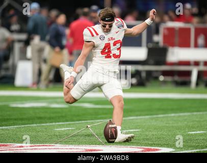 Der Mississippi Rebels Place Kicker Caden Costa (43) übt seine Kicks während des Vorspiels Chick-Fil-A Peach Bowl College Football zwischen Pen State und Mississippi Rebels im Mercedes-Benz Stadium am 1. Januar 2023 in Atlanta, Georgia. Mississippi Rebels schlagen Pen State 38-25 (David Venezia / Image of Sport) Stockfoto