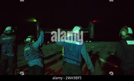 US-Streitkräfte. 180610TJ319-0156 OSTSEE (10. Juni 2018) Seeleute heben Ketten an, um zu demonstrieren, dass sie während der Übung Baltic Operations (BALTOPS) 2018, 10. Juni 51, aus einer CV-22 Osprey entfernt werden, die an der 352d Special Operations Wing befestigt ist, um an Bord des Docklandeschiffs der Harpers Ferry-Klasse USS Oak Hill (LSD) zu landequalifizieren. BALTOPS ist die wichtigste jährliche, auf den Seeverkehr ausgerichtete Übung im Ostseeraum und eine der größten Übungen in Nordeuropa zur Verbesserung der Flexibilität und Interoperabilität zwischen Verbündeten und Partnerländern. (Foto der U.S. Navy von Mass Communication Specialist 3. CLA Stockfoto