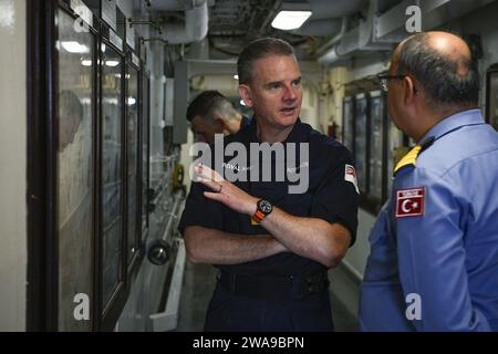 US-Streitkräfte. 180612XT273-368 OSTSEE (12. Juni 2018) Guy Robinson, OBE, Royal Navy, stellvertretender Kommandeur der Marinestreitkräfte NATO, trifft sich mit dem türkischen Kapitän Serhat Demir, Befehlshaber, an Bord der Fregatte der Gabya-Klasse TCG Gediz (F495) am 12. Juni, während der Übung Baltic Operations (BALTOPS) 2018. BALTOPS ist die wichtigste jährliche, auf den Seeverkehr ausgerichtete Übung im Ostseeraum und eine der größten Übungen in Nordeuropa zur Verbesserung der Flexibilität und Interoperabilität zwischen Verbündeten und Partnerländern. (Foto der US Navy von Mass Communication Specialist 1st Class Justin Stockfoto