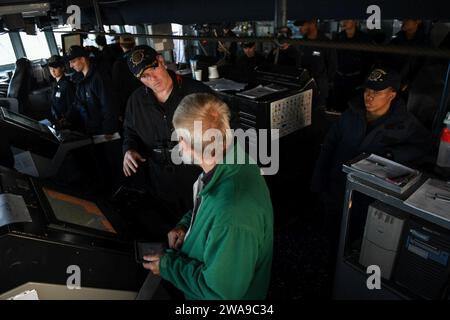 US-Streitkräfte. 180615FP878-018 KIEL, DEUTSCHLAND (15. Juni 2018) Cmdr. Patrick Murphy, Befehlshaber des Lenkraketenzerstörers der Arleigh-Burke-Klasse USS Bainbridge (DDG 96), arbeitet mit einem deutschen Pilotenbootkapitän zusammen, während das Schiff am 15. Juni 2018 in Kiel ankommt. Die 6th Fleet mit Hauptsitz in Neapel (Italien) führt das gesamte Spektrum gemeinsamer und marineschiffreier Operationen durch, oft in Abstimmung mit verbündeten und interinstitutionellen Partnern, um die nationalen Interessen der USA sowie die Sicherheit und Stabilität in Europa und Afrika zu fördern. (Foto der U.S. Navy von Mass Communicati Stockfoto