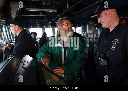 US-Streitkräfte. 180615FP878-012 KIEL, DEUTSCHLAND (15. Juni 2018) Cmdr. Patrick Murphy, Befehlshaber des Arleigh-Burke-Klasse-Raketenzerstörers USS Bainbridge (DDG 96), arbeitet mit einem deutschen Pilotenbootkapitän zusammen, während er am 15. Juni 2015 nach Kiel einreist. Die 6th Fleet mit Hauptsitz in Neapel (Italien) führt das gesamte Spektrum gemeinsamer und marineschiffreier Operationen durch, oft in Abstimmung mit verbündeten und interinstitutionellen Partnern, um die nationalen Interessen der USA sowie die Sicherheit und Stabilität in Europa und Afrika zu fördern. (US Navy Foto von Mass Communication Speci Stockfoto