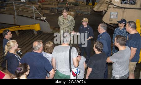 US-Streitkräfte. 180616PC620-0030 KIEL (16. Juni 2018) Boatswain's Mate 2nd Class Brooke Bagatta, aus Liberty, New York, führt während der Kieler Woche 2018 am 16. Juni eine Tour durch das Docklandeschiff der Harpers Ferry-Klasse USS Oak Hill (LSD 51) in Kiel, Deutschland. Oak Hill, der in Virginia Beach, Virginia, stationiert ist, führt Marineoperationen im Einsatzgebiet der 6. US-Flotte durch. (Foto der US Navy von Mass Communication Specialist 3rd Class Michael H. Lehman/veröffentlicht) Stockfoto