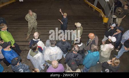 US-Streitkräfte. 180616PC620-0064 KIEL (16. Juni 2018) Boatswain's Mate 2nd Class Brooke Bagatta, aus Liberty, New York, führt während der Kieler Woche 2018 am 16. Juni eine Tour durch das Docklandeschiff der Harpers Ferry-Klasse USS Oak Hill (LSD 51) in Kiel, Deutschland. Oak Hill, der in Virginia Beach, Virginia, stationiert ist, führt Marineoperationen im Einsatzgebiet der 6. US-Flotte durch. (Foto der US Navy von Mass Communication Specialist 3rd Class Michael H. Lehman/veröffentlicht) Stockfoto