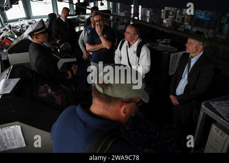 US-Streitkräfte. 180616FP878-043 KIEL, Deutschland (16. Juni 2018) Medienvertreter besuchen den Lenkraketenzerstörer USS Bainbridge (DDG 96) der Arleigh-Burke-Klasse während ihres Aufenthalts in Kiel, Deutschland, zur Kieler Woche 2018, 16. Juni. Die 6th Fleet mit Hauptsitz in Neapel (Italien) führt das gesamte Spektrum gemeinsamer und marineschiffreier Operationen durch, oft in Abstimmung mit verbündeten und interinstitutionellen Partnern, um die nationalen Interessen der USA sowie die Sicherheit und Stabilität in Europa und Afrika zu fördern. (U.S. Navy Foto von Mass Communication Specialist 1st Class Theron J. Godbold/veröffentlicht Stockfoto