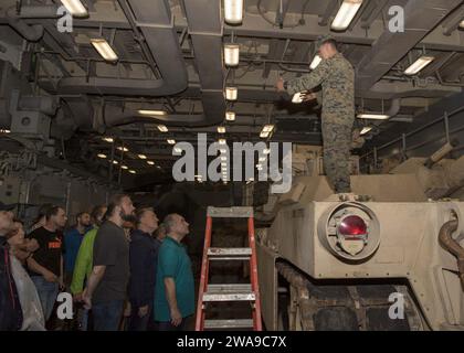 US-Streitkräfte. 180616PC620-0050 KIEL, Deutschland (16. Juni 2018) Jonathan Klein, aus San Antonio, führt während der Kieler Woche 2018 am 16. Juni eine Tour durch einen Abrams-Panzer M1A1, der an der 26. Marine Expeditionary Unit befestigt ist, an Bord des Docklandeschiffs der Harpers Ferry-Klasse USS Oak Hill (LSD 51) in Kiel, Deutschland. Oak Hill, der in Virginia Beach, Virginia, stationiert ist, führt Marineoperationen im Einsatzgebiet der 6. US-Flotte durch. (Foto der US Navy von Mass Communication Specialist 3rd Class Michael H. Lehman/veröffentlicht) Stockfoto