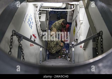 US-Streitkräfte. 180620JI086-053 MARINESTÜTZPUNKT ROTA, Spanien (20. Juni 2018) Seeleute, die dem Arleigh-Burke-Klasse-Raketenzerstörer USS Porter (DDG 78) zugewiesen sind, leisten erste Hilfe bei einem simulierten medizinischen Unfall während einer schiffsweiten erste-Hilfe-Inspektion, 20. Juni 2018. Porter, der nach Rota in Spanien eingesetzt wurde, ist auf seiner fünften Patrouille im US-Gebiet der 6. Flotte, um die nationalen Sicherheitsinteressen der USA in Europa und Afrika zu unterstützen. (Foto der US Navy von Mass Communication Specialist 2nd Class Ford Williams/veröffentlicht) Stockfoto