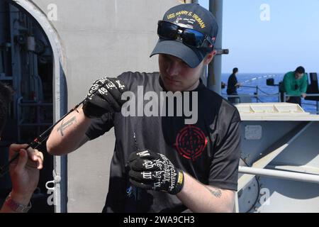 US-Streitkräfte. 180618ZH683-0121 MITTELMEER (18. Juni 2018) Luftfahrt Ordnanceman Airman Kyle Mills nimmt am 18. Juni 2018 an einem Fang an Bord des Flugzeugträgers USS Harry S. Truman (CVN 75) Teil. Harry S. Truman ist derzeit im Zuständigkeitsbereich der 6. US-Flotte tätig, um gemeinsam mit Verbündeten Maßnahmen zur Gefahrenabwehr im Seeverkehr zu unterstützen. (Foto der US Navy von Mass Communication Specialist, 3. Klasse, Juan Sotolongo/veröffentlicht) Stockfoto