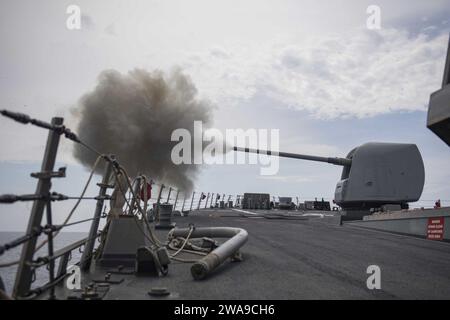 US-Streitkräfte. 180619KP946-0037 MITTELMEER (19. Juni 2018) Eine Mark 45 5-Zoll-Kanone feuert an Bord des Lenkraketenzerstörers USS Donald Cook (DDG 75) am 19. Juni 2018. Donald Cook, der nach Rota in Spanien entsandt wurde, ist auf seiner siebten Patrouille im Gebiet der 6. US-Flotte, um regionale Verbündete und Partner sowie nationale Sicherheitsinteressen der USA in Europa und Afrika zu unterstützen. (Foto der U.S. Navy von Mass Communication Specialist 2nd Class Alyssa Weeks / veröffentlicht) Stockfoto