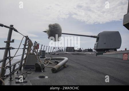 US-Streitkräfte. 180619KP946-0055 MITTELMEER (19. Juni 2018) Eine Mark 45 5-Zoll-Kanone feuert an Bord des Lenkraketenzerstörers USS Donald Cook (DDG 75) am 19. Juni 2018. Donald Cook, der nach Rota in Spanien entsandt wurde, ist auf seiner siebten Patrouille im Gebiet der 6. US-Flotte, um regionale Verbündete und Partner sowie nationale Sicherheitsinteressen der USA in Europa und Afrika zu unterstützen. (Foto der U.S. Navy von Mass Communication Specialist 2nd Class Alyssa Weeks / veröffentlicht) Stockfoto