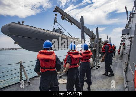 US-Streitkräfte. 180620JI086-118 MARINESTÜTZPUNKT ROTA, Spanien (20. Juni 2018) Seeleute an Bord der Arleigh-Burke-Klasse USS Porter (DDG 78) senken ein aufblasbares Starrrumpf-Boot, 20. Juni 2018. Porter, der nach Rota in Spanien eingesetzt wurde, ist auf seiner fünften Patrouille im US-Gebiet der 6. Flotte, um die nationalen Sicherheitsinteressen der USA in Europa und Afrika zu unterstützen. (Foto der US Navy von Mass Communication Specialist 2nd Class Ford Williams/veröffentlicht) Stockfoto