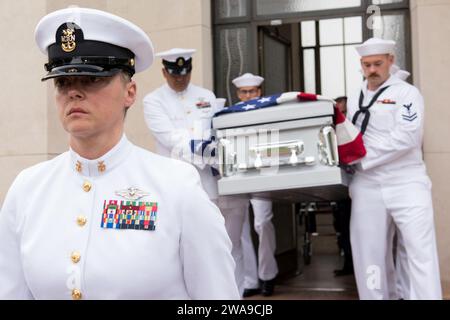 US-Streitkräfte. 180619KC543-147 NORMANDIE, Frankreich (19. Juni 2018) Seeleute des U.S. Naval Hospital Naples Honor Guard tragen die Überreste des Radiomans 2. Klasse Julius Pieper während seiner Begräbnisfeier auf dem amerikanischen Friedhof der Normandie. Julius Pieper und sein Zwillingsbruder, Radioman 2. Klasse Ludwig Pieper, wurden beide getötet, als der Landing Ship Tank (LST) 523 am 19. Juni 1944 eine Unterwassermine vor der französischen Küste traf. (Foto der U.S. Navy von Mass Communication Specialist 2nd Class Alora R. Blosch/veröffentlicht) Stockfoto