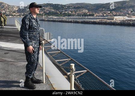 US-Streitkräfte. 180621EA818-0125 MARSEILLE, Frankreich (21. Juni 2018) Airman Kagan Smith beobachtet, wie der Flugzeugträger der Nimitz-Klasse USS Harry S. Truman (CVN 75) den Pier erreicht. Harry S. Truman wird derzeit im Rahmen einer laufenden Rotation der US-Streitkräfte eingesetzt, die maritime Sicherheitseinsätze in internationalen Gewässern rund um den Globus unterstützen. (Foto der US Navy von Mass Communication Specialist 2nd Class Thomas Gooley/veröffentlicht) Stockfoto