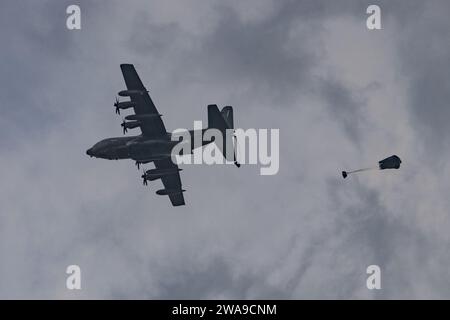 US-Streitkräfte. 180621JI086-101 MARINESTÜTZPUNKT ROTA, Spanien (21. Juni 2018) A C-130T Hercules wirft während eines bilateralen Trainings auf dem Arleigh-Burke-Klasse-Raketenzerstörer USS Porter (DDG 78), 21. Juni 2018 Nachschub mit US-amerikanischen und spanischen Spezialeinsatzkräften ab. Porter, der nach Rota in Spanien eingesetzt wurde, ist auf seiner fünften Patrouille im US-Gebiet der 6. Flotte, um die nationalen Sicherheitsinteressen der USA in Europa und Afrika zu unterstützen. (Foto der US Navy von Mass Communication Specialist 2nd Class Ford Williams/veröffentlicht) Stockfoto