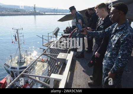 US-Streitkräfte. 180621EA818-0118 MARSEILLE, Frankreich (21. Juni 2018) Seeleute machen Fotos vom Flugdeck an Bord des Flugzeugträgers USS Harry S. Truman (CVN 75) der Nimitz-Klasse. Harry S. Truman wird derzeit im Rahmen einer laufenden Rotation der US-Streitkräfte eingesetzt, die maritime Sicherheitseinsätze in internationalen Gewässern rund um den Globus unterstützen. (Foto der US Navy von Mass Communication Specialist 2nd Class Thomas Gooley/veröffentlicht) Stockfoto