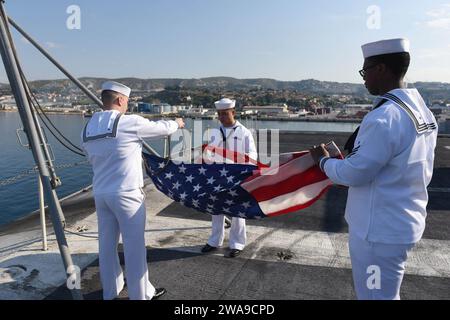 US-Streitkräfte. 180621EA818-0155 MARSEILLE, Frankreich (21. Juni 2018) Seeleute bereiten sich darauf vor, das nationale Fähnrich auf dem Flugdeck an Bord des Flugzeugträgers USS Harry S. Truman (CVN 75) zu heben. Harry S. Truman wird derzeit im Rahmen einer laufenden Rotation der US-Streitkräfte eingesetzt, die maritime Sicherheitseinsätze in internationalen Gewässern rund um den Globus unterstützen. (Foto der US Navy von Mass Communication Specialist 2nd Class Thomas Gooley/veröffentlicht) Stockfoto