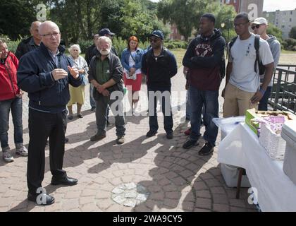 US-Streitkräfte. 180623TJ319-0261 GDYNIA, Polen (23. Juni 2018) Jack Socha, links, Pfarrer am St. Die Nikolaikirche in Gydnia, Polen, dankt den Seeleuten und Marines, die dem Docklandeschiff USS Oak Hill (LSD 51) und der 26. Marine Expeditionary Unit zugeteilt wurden, während einer Community Relations-Veranstaltung am 23. Juni 2018. Oak Hill, das in Virginia Beach, Virginia, stationiert ist, führt Marineoperationen im Einsatzgebiet der 6. US-Flotte durch. (Foto der U.S. Navy von Mass Communication Specialist 3rd Class Jessica L. Dowell/veröffentlicht) Stockfoto