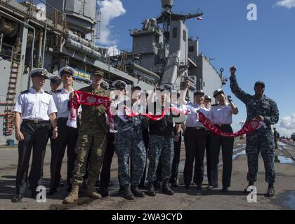 US-Streitkräfte. 180623TJ319-0035 GDYNIA, Polen (23. Juni 2018) Seeleute und Marines, die dem Docklandeschiff der Harpers Ferry-Klasse USS Oak Hill (LSD 51) und der 26. Marine Expeditionary Unit zugeteilt wurden, und Studenten der Polnischen Marineakademie feuern die polnische Fußballnationalmannschaft an, bevor sie das Schiff am 23. Juni 2018 tourten. Oak Hill, das in Virginia Beach, Virginia, stationiert ist, führt Marineoperationen im Einsatzgebiet der 6. US-Flotte durch. (Foto der U.S. Navy von Mass Communication Specialist 3rd Class Jessica L. Dowell/veröffentlicht) Stockfoto