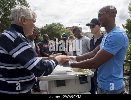 US-Streitkräfte. 180623TJ319-0289 GDYNIA, Polen (23. Juni 2018) U.S. Marine Sgt. DeMarcus Robinson, rechts, der 26. Marine Expeditionary Unit zugeteilt wurde, serviert Suppe während einer Gemeindeveranstaltung in Gdynia, Polen. Juni 2018. Oak Hill, das in Virginia Beach, Virginia, stationiert ist, führt Marineoperationen im Einsatzgebiet der 6. US-Flotte durch. (Foto der U.S. Navy von Mass Communication Specialist 3rd Class Jessica L. Dowell/veröffentlicht) Stockfoto