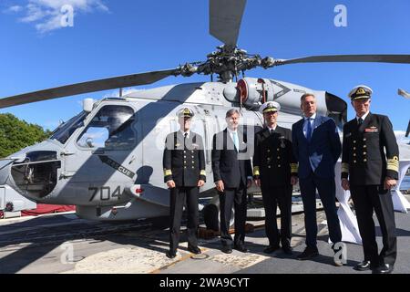 US-Streitkräfte. 180625FP878-208 OSLO, Norwegen (25. Juni 2018) von links nach rechts, Chef der norwegischen Royal Navy Rear ADM. Nils Stensones, US-Botschafter in Norwegen Kenneth J. Braithwaite, Chef der Marineeinsätze ADM. John Richardson, norwegischer Verteidigungsminister Frank Bakke-Jensen, und der norwegische Verteidigungschef ADM Haakon Bruun-Hanssen posiert für ein Foto an Bord des Arleigh-Burke-Klasse-Raketenzerstörers USS Bainbridge (DDG 96) in Oslo, Norwegen, 25. Juni 2018. Bainbridge, die auf der Marinestation Norfolk stationiert ist, führt Marineoperationen im Einsatzgebiet der 6. US-Flotte durch Stockfoto