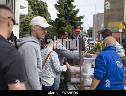 US-Streitkräfte. 180623TJ319-0241 GDYNIA, Polen (23. Juni 2018) Lt. Yoni Warren, Mitte, zusammen mit den Seeleuten und Marines, die dem Docklandeschiff USS Oak Hill (LSD 51) und der 26. Marine Expeditionary Unit zugeteilt wurden, laden während einer Community Release Event in Gdynia, Polen, 23. Juni 2018 Vorräte in einen Wagen. Oak Hill, das in Virginia Beach, Virginia, stationiert ist, führt Marineoperationen im Einsatzgebiet der 6. US-Flotte durch. (Foto der U.S. Navy von Mass Communication Specialist 3rd Class Jessica L. Dowell/veröffentlicht) Stockfoto