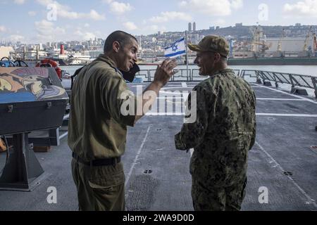 US-Streitkräfte. 180624KP946-0029 HAIFA, Israel (23. Juni 2018) Commander. Matthew Powel, rechts, Befehlshaber des Lenkraketenzerstörers der Arleigh-Burke-Klasse USS Donald Cook (DDG 75), spricht am 24. Juni 2018 mit einem Mitglied der israelischen Marine in Haifa, Israel. Donald Cook, der nach Rota in Spanien entsandt wurde, ist auf seiner siebten Patrouille im Gebiet der 6. US-Flotte, um regionale Verbündete und Partner sowie nationale Sicherheitsinteressen der USA in Europa und Afrika zu unterstützen. (Foto der U.S. Navy von Mass Communication Specialist 2nd Class Alyssa Weeks / veröffentlicht) Stockfoto