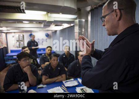 US-Streitkräfte. 180626KP946-0035 MITTELMEER (26. Juni 2018) Senior Chief Hospital Corpsman Christian Kerlick bietet erste-Hilfe-Ausbildung für Seeleute an Bord des Arleigh-Burke-Klasse-Raketenzerstörers USS Donald Cook (DDG 75) 26. Juni 2018. Donald Cook, der nach Rota in Spanien entsandt wurde, ist auf seiner siebten Patrouille im Gebiet der 6. US-Flotte, um regionale Verbündete und Partner sowie nationale Sicherheitsinteressen der USA in Europa und Afrika zu unterstützen. (Foto der U.S. Navy von Mass Communication Specialist 2nd Class Alyssa Weeks / veröffentlicht) Stockfoto