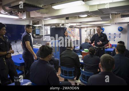 US-Streitkräfte. 180626KP946-0006 MITTELMEER (26. Juni 2018) Senior Chief Hospital Corpsman Christian Kerlick bietet erste-Hilfe-Ausbildung für Seeleute an Bord des Arleigh-Burke-Klasse-Raketenzerstörers USS Donald Cook (DDG 75) 26. Juni 2018. Donald Cook, der nach Rota in Spanien entsandt wurde, ist auf seiner siebten Patrouille im Gebiet der 6. US-Flotte, um regionale Verbündete und Partner sowie nationale Sicherheitsinteressen der USA in Europa und Afrika zu unterstützen. (Foto der U.S. Navy von Mass Communication Specialist 2nd Class Alyssa Weeks / veröffentlicht) Stockfoto