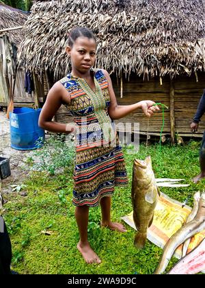 Ambodiforaha Village, Woman präsentiert stolz frisch gefangenen Fisch, Masoala Halbinsel Madagaskar - September 2023 Stockfoto