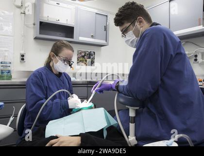 US-Streitkräfte. 180628GY005-0007 STRASSE VON GIBRALTAR (28. Juni 2018) Lt. Melanie Cornelius und Hospitalman Brandon Young führen an Bord des Flugzeugträgers USS Harry S. Truman (CVN 75) eine routinemäßige Zahnbehandlung an einem Sailor durch. Harry S. Truman wird derzeit im Rahmen einer laufenden Rotation der US-Streitkräfte eingesetzt, die maritime Sicherheitseinsätze in internationalen Gewässern rund um den Globus unterstützen (Foto der US Navy von Mass Communication Specialist 3rd Class Gitte Schirrmacher/veröffentlicht) Stockfoto