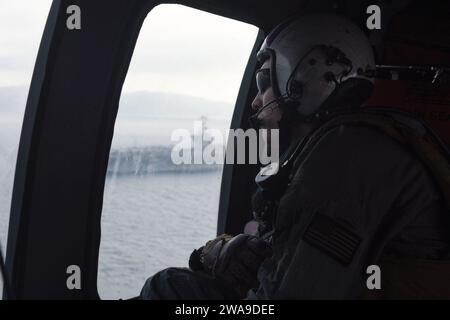 US-Streitkräfte. 180628EA818-0309 STRAIT OF GIBRALTAR (28. Juni 2018) Ein Marineflugzeug, das den Drachen Slayers der Helicopter Sea Combat Squadron (HSC) 11 zugeordnet ist, schaut von einem MH-60S Seahawk Hubschrauber zu, während der Flugzeugträger der Nimitz-Klasse USS Harry S. Truman (CVN 75) einen Strait Transit durchführt. Harry S. Truman wird derzeit im Rahmen einer laufenden Rotation der US-Streitkräfte eingesetzt, die maritime Sicherheitseinsätze in internationalen Gewässern rund um den Globus unterstützen. (Foto der US Navy von Mass Communication Specialist 2nd Class Thomas Gooley/veröffentlicht) Stockfoto