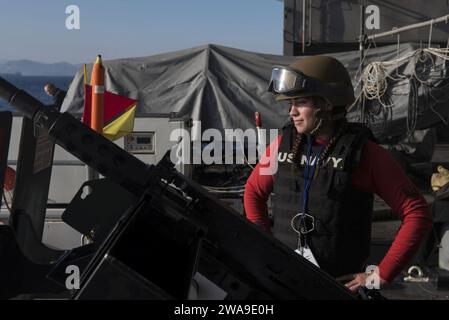 US-Streitkräfte. 180628ZH683-0036 STRASSE VON GIBRALTAR (28. Juni 2018) Luftfahrtorgane 3rd Class Jessica Farina steht auf dem Fantail während eines Strassentransports an Bord des Flugzeugträgers USS Harry S. Truman (CVN 75). Harry S. Truman wird derzeit im Rahmen einer laufenden Rotation der US-Streitkräfte eingesetzt, die maritime Sicherheitseinsätze in internationalen Gewässern rund um den Globus unterstützen. (Foto der US Navy von Mass Communication Specialist, 3. Klasse, Juan Sotolongo/veröffentlicht) Stockfoto