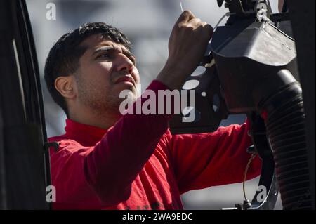 US-Streitkräfte. 180702UJ486-0199 ATLANTISCHER OZEAN (2. Juli 2018) Airman Angel Salas führt Wartungsarbeiten an einer F/A-18 Super Hornet an Bord des Flugzeugträgers USS Harry S. Truman (CVN 75) durch. Harry S. Truman wird derzeit im Rahmen einer laufenden Rotation der US-Streitkräfte eingesetzt, die maritime Sicherheitseinsätze in internationalen Gewässern rund um den Globus unterstützen. (Foto der U.S. Navy von Mass Communication Specialist 3rd Class Rebekah A. Watkins/veröffentlicht) Stockfoto