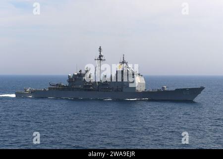 US-Streitkräfte. 180707QI421-0245 ATLANTISCHER OZEAN (8. Juli 2018) der Lenkraketenkreuzer USS Normandie (CG 60) durchquert den Atlantik zusammen mit dem Flugzeugträger USS Harry S. Truman (CVN 75) der Nimitz-Klasse. Harry S. Truman wird derzeit im Rahmen einer laufenden Rotation der US-Streitkräfte eingesetzt, die maritime Sicherheitseinsätze in internationalen Gewässern rund um den Globus unterstützen. (Foto der US Navy von Rafael Figueroa, Chief Mass Communication Specialist/veröffentlicht) Stockfoto