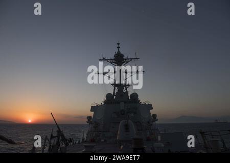 US-Streitkräfte. 180709IC246-0104 STRASSE VON GIBRALTAR (9. Juli 2018) der Lenkraketenzerstörer USS Arleigh Burke (DDG 51) durchquert die Straße von Gibraltar. Mit dem Flugzeugträger USS Harry S. Truman (CVN 75) als Flaggschiff wurden Stab, Schiffe und Flugzeuge der Carrier Strike Group (CSG) 8, der Destroyer Squadron (DESRON) 28 und des Carrier Air Wing (CVW) 1 sowie der deutschen FGS Hessen (F 221) eingesetzt. (Foto der US Navy von Seaman Raymond Maddocks, Spezialist für Massenkommunikation, veröffentlicht) Stockfoto