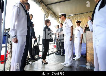 US-Streitkräfte. 180716XT273-046 ODESSA, Ukraine (16. Juli 2018) Marie Yovanovitch, US-Botschafterin in der Ukraine, wird an Bord des Kommandoschiffs der Blue Ridge-Klasse USS Mount Whitney (LCC 20) von Kapitän Richard Aguilar, Befehlshaber, während der Übung Sea Breeze 2018 in Odessa, Ukraine, am 16. Juli begrüßt. Sea Breeze ist eine von den USA und der Ukraine gemeinsam veranstaltete multinationale maritime Übung, die im Schwarzen Meer stattfindet und die Interoperabilität der teilnehmenden Nationen verbessert und die Sicherheit des Seeverkehrs in der Region erhöht. (Foto der US Navy von Mass Communication Specialist 1st Class Justin S. Stockfoto