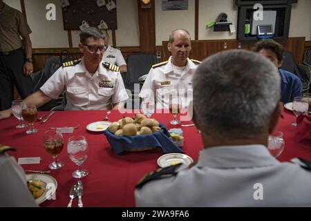 US-Streitkräfte. 180716JI086-057 ODESSA, Ukraine (16. Juli 2018) Kapitän Michael Villegas, Exercise Sea Breeze 2018 Direktor, links, Shawn Duane, Vizekommandant der 6. US-Flotte, Mitte, lauscht den Bemerkungen des ukrainischen Vizekommissars Ihor Vorochenko, Chef der Ukraine Navy, während einer Übung Sea Breeze 2018. Seekompetenz an Bord des Arleigh Burke-Klasse-Raketenzerstörers USS Porter (DDG 78), 16. Juli. Sea Breeze ist eine von den USA und der Ukraine gemeinsam veranstaltete multinationale maritime Übung, die im Schwarzen Meer stattfindet und die Interoperabilität der Teilnahme verbessern soll Stockfoto