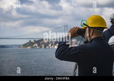 US-Streitkräfte. 180720JI086-068 BOSPORUS STRAIT (20. Juli 2018) Boatswain's Mate 1st Class Derrick Manzano beobachtet, wie der Arleigh Burke-Klasse-Raketenzerstörer USS Porter (DDG 78) die Bosporus Strait durchquert, 20. Juli 2018. Porter, der nach Rota in Spanien eingesetzt wurde, ist auf seiner fünften Patrouille im US-Gebiet der 6. Flotte, um die nationalen Sicherheitsinteressen der USA in Europa und Afrika zu unterstützen. (Foto der US Navy von Mass Communication Specialist 2nd Class Ford Williams/veröffentlicht) Stockfoto