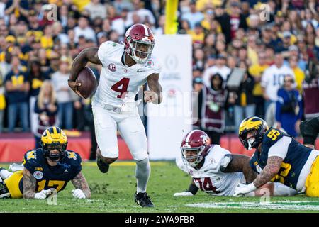 Alabama Crimson Tide Quarterback Jalen Milroe (4) leitet den Ball während des CFP Semifinals beim Rose Bowl Game gegen die Michigan Wolverines am Montag Stockfoto