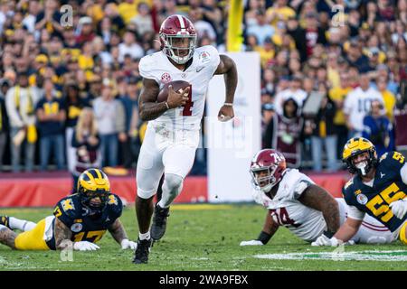 Alabama Crimson Tide Quarterback Jalen Milroe (4) leitet den Ball während des CFP Semifinals beim Rose Bowl Game gegen die Michigan Wolverines am Montag Stockfoto