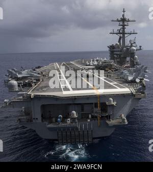 US-Streitkräfte. 180801AD724-1264 ATLANTISCHER OZEAN (1. August 2018) der Flugzeugträger USS Abraham Lincoln (CVN 72) der Nimitz-Klasse durchquert den Atlantik und führt ein maßgeschneidertes Ship's Training Availability and final Evaluation Problem (TSTA/FEP) durch. TSTA bereitet das Schiff und die Besatzung auf die vollständige Integration in eine Trägerstreikgruppe durch eine Vielzahl von unternehmenskritischen Operationen vor. (Foto der U.S. Navy von Mass Communication Specialist 3rd Class Shane Bryan) Stockfoto