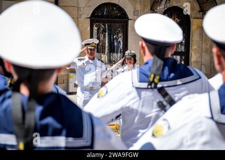 US-Streitkräfte. 180813WO404-236 VARNA, Bulgarien (13. August 2018) Vize-ADM Lisa M. Franchetti, Befehlshaber, 6. US-Flotte und Befehlshaber, Marinestreitkräfte NATO, rechts, Mitko Petev, Chef der bulgarischen Marine, Salut als bulgarische Nationalhymne und die amerikanische Nationalhymne werden während eines Besuchs im Hauptquartier der bulgarischen Marine in Varna, Bulgarien, am 13. August 2018 gespielt. Franchetti traf sich mit Petev, um die Bedeutung bulgarischer Verteidigungsinitiativen und ihre Teilnahme an internationalen Übungen und Schulungen im Schwarzen zu erkennen Stockfoto