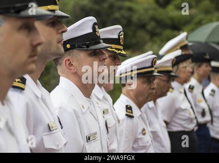 US-Streitkräfte. 180814KA046-0371 THEOULE-SUR-MER, Frankreich (14. August 2018) – das Kommandoschiff der Blue Ridge-Klasse USS Mount Whitney (LCC 20) Kommandomeister Andrew Hochgraver steht in Formation während einer Kranzniederlegung in Croix de Lorraine in Theoule-Sur-Mer, Frankreich, anlässlich des 74. Jahrestages der Operation Dragoon am 14. August 2018. Operation Dragoon würdigt die Befreiung Südfrankreichs durch alliierte Truppen während des Zweiten Weltkriegs und bringt die engen Beziehungen zwischen den USA und Frankreich seit über 200 Jahren hervor. (Foto der U.S. Navy von Mass Communication Specialis Stockfoto