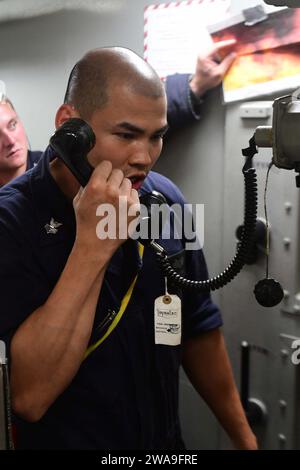 US-Streitkräfte. 180816QR145-014 OSTATLANTISCHER OZEAN (16. August 2018) - Machinist's Mate 1st Class Thuc Pham meldet einen simulierten Brand während der technischen Übungen an Bord des Lenkraketenzerstörers USS Ross (DDG 71) im Atlantik, 16. August 2018. Ross, der nach Rota, Spanien, stationiert ist, befindet sich auf seiner siebten Patrouille im US-Gebiet der 6. Flotte, um die nationalen Sicherheitsinteressen der USA in Europa und Afrika zu unterstützen. (Foto der U.S. Navy von Mass Communication Specialist 3rd Class Krystina Coffey/ veröffentlicht) Stockfoto