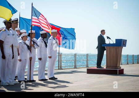 US-Streitkräfte. 180815WO404-540 CONSTANTA, Rumänien (15. August 2018) Seeleute, die der Marineunterstützungseinrichtung Deveselu, Rumänien, zugewiesen sind, stehen in Bildung, als Klaus Iohannis, der Präsident Rumäniens, während des Rumänischen Marinetages am 15. August 2018 in Constanta, Rumänien, Rede hält. Die 6. US-Flotte mit Hauptsitz in Neapel (Italien) führt das gesamte Spektrum gemeinsamer und Marineoperationen durch, oft in Abstimmung mit verbündeten und interinstitutionellen Partnern, um die nationalen Interessen der USA, die Sicherheit und die Stabilität in Europa und Afrika zu fördern. (Foto der US Navy von Mass Communication Specialist 2nd Class Jonathan N Stockfoto